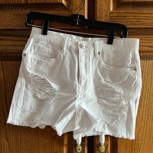 Distresses denim shorts